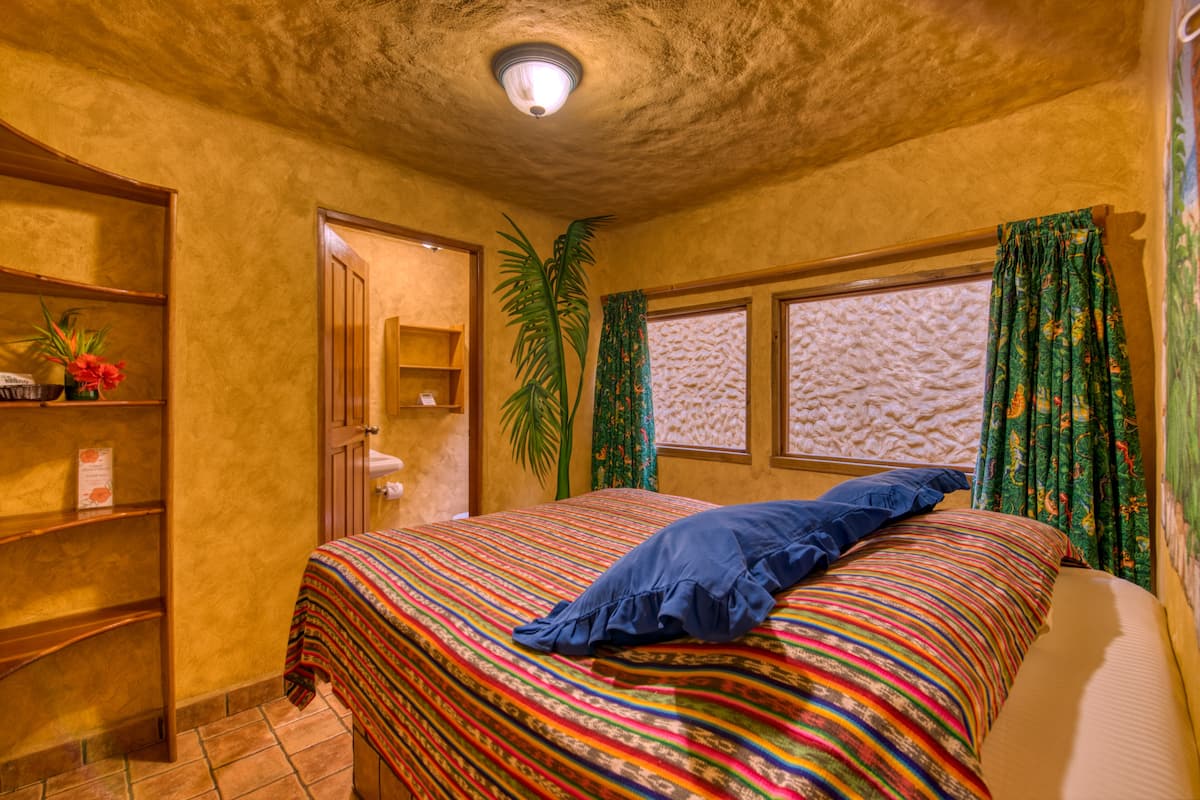 Village Room - 1 Queen | Geluiddichte muren, gratis wifi, beddengoed