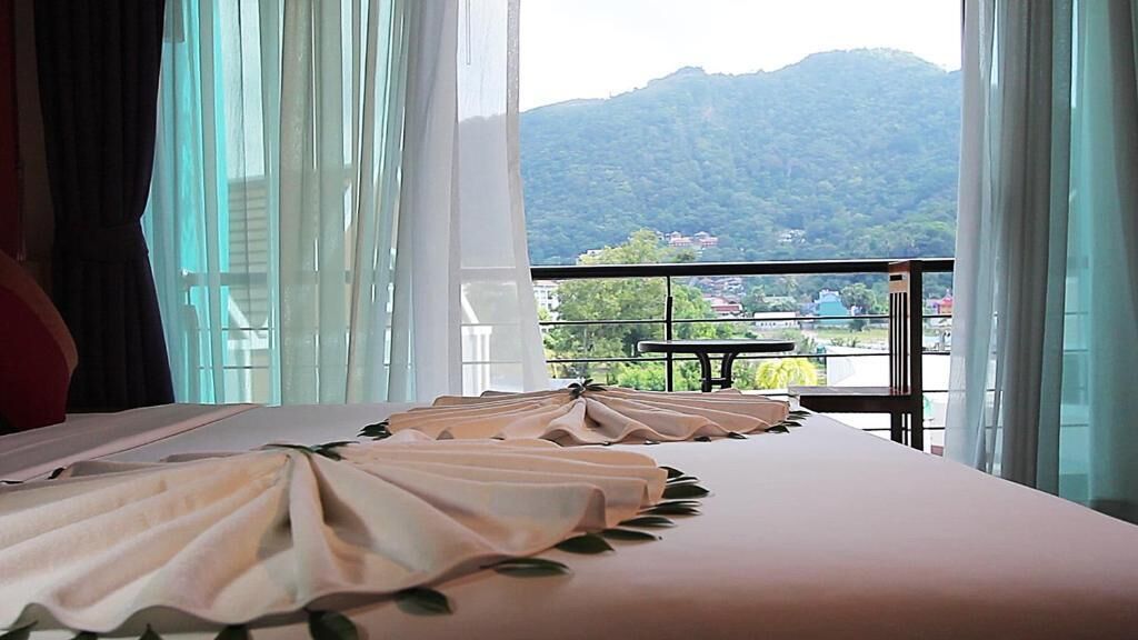 Premium bedding, minibar, in-room safe, free cribs/infant beds