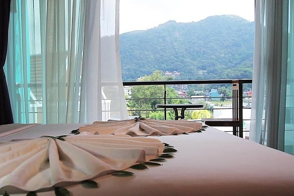 Premium bedding, minibar, in-room safe, free cribs/infant beds
