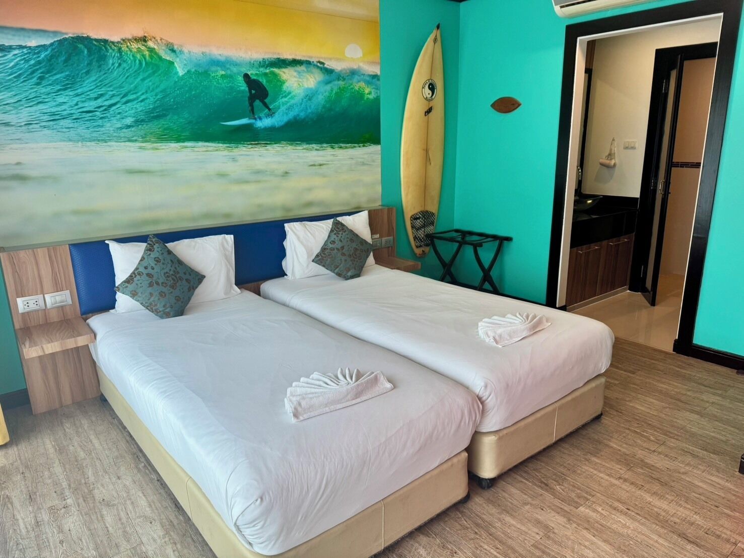 Bộ đồ giường cao cấp, minibar, két bảo mật tại phòng 