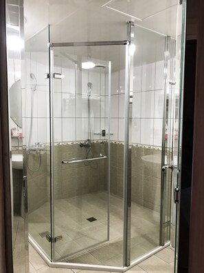 Family Quadruple Room, 2 Double Beds | Bathroom | Free toiletries, hair dryer, slippers, towels - FuZhuang Hotel (Taipei)