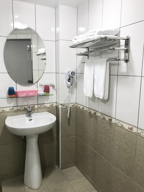 Basic Triple Room, 1 Bedroom | Bathroom
