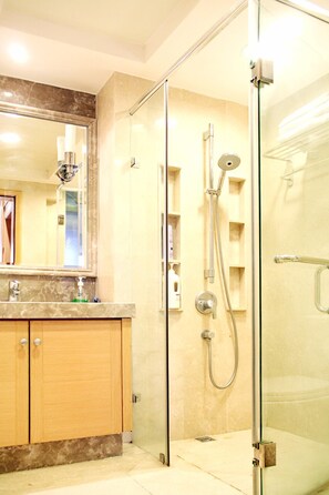 Regadera, regadera tipo lluvia, amenidades de baño gratuitas, pantuflas 