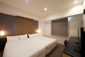 Desk, blackout curtains, iron/ironing board, free wired Internet - Sotetsu Fresa Inn Nihombashi Ningyocho (Tokyo)