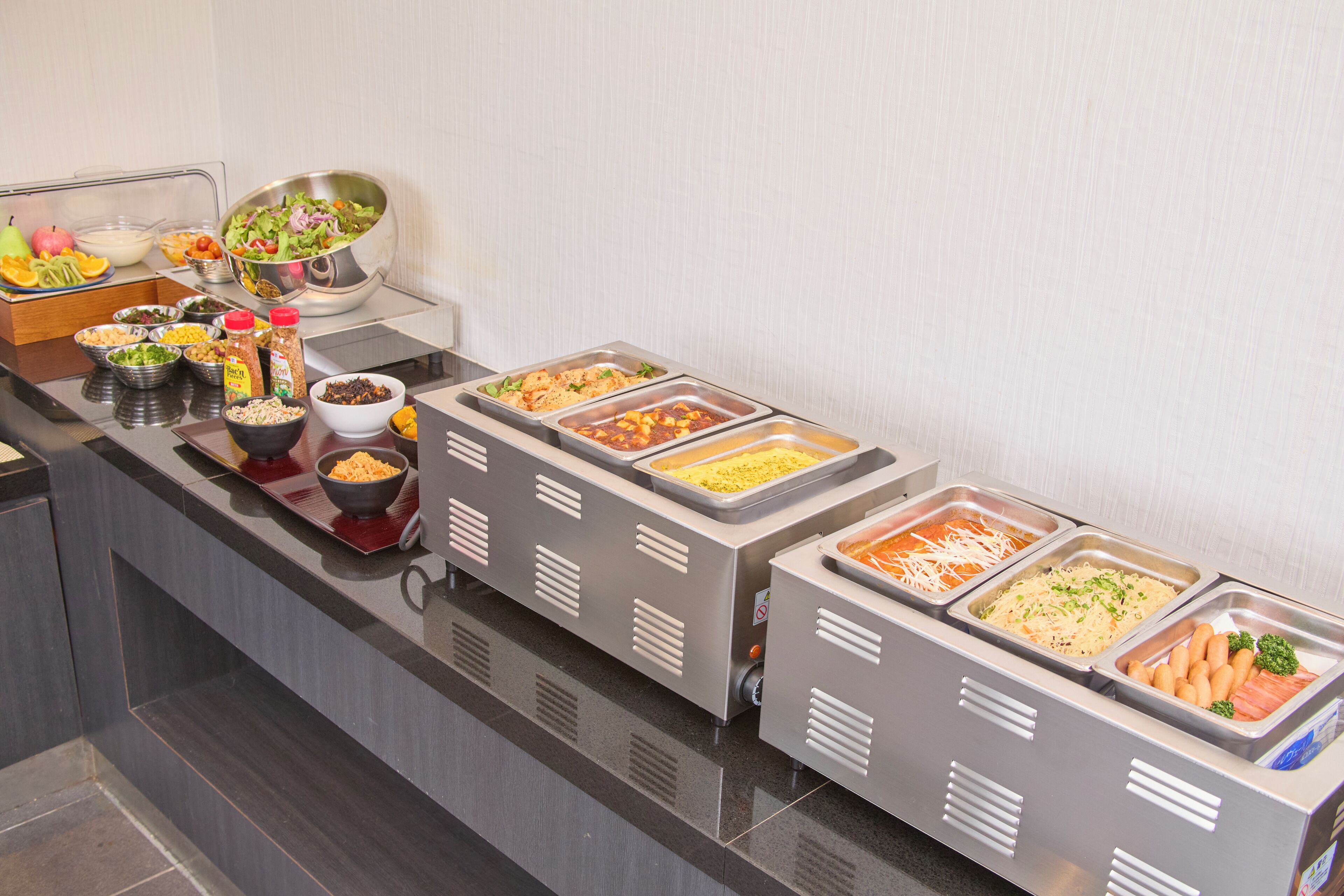 daily buffet breakfast (jpy 1900 per person)