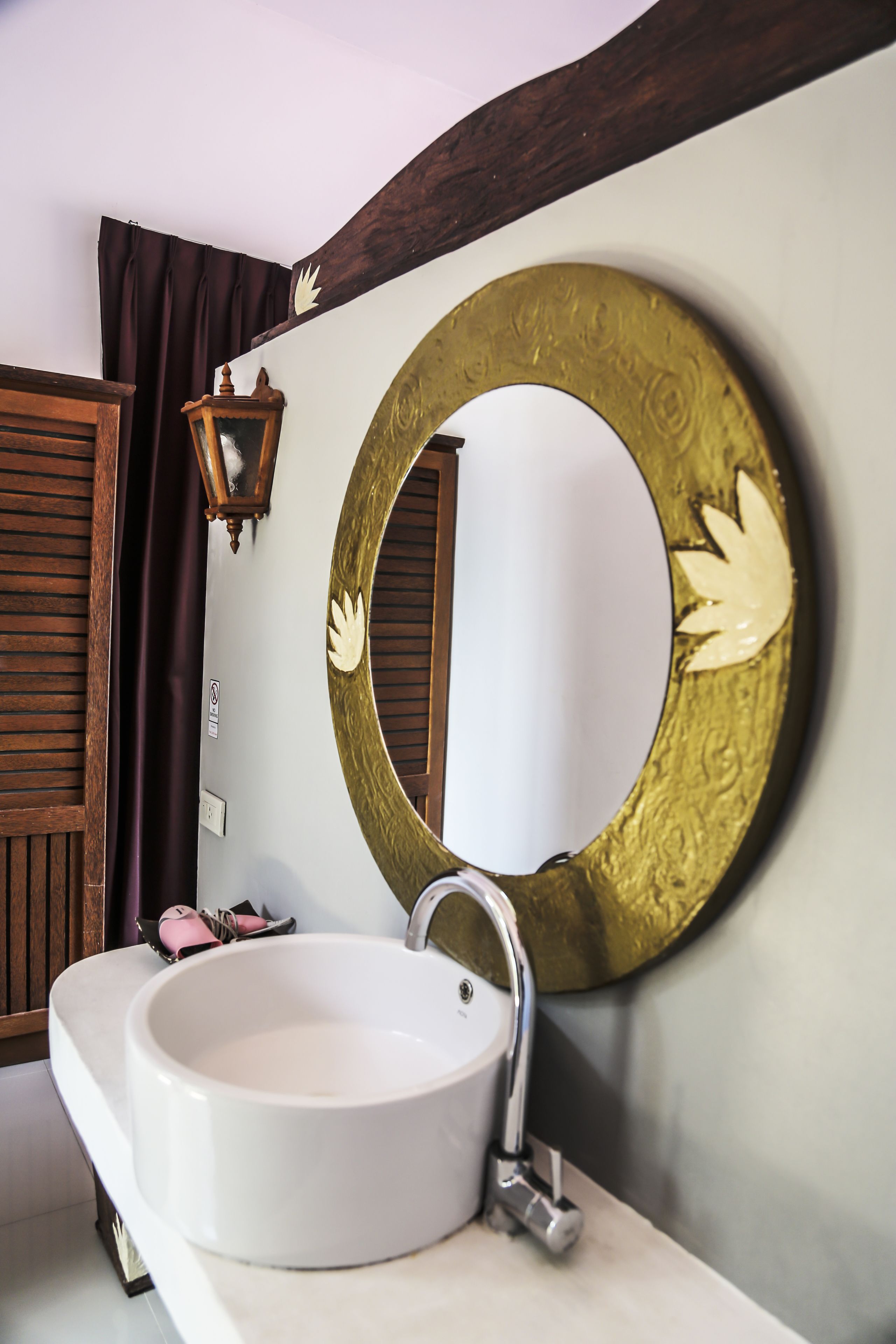 deluxe room | bathroom sink