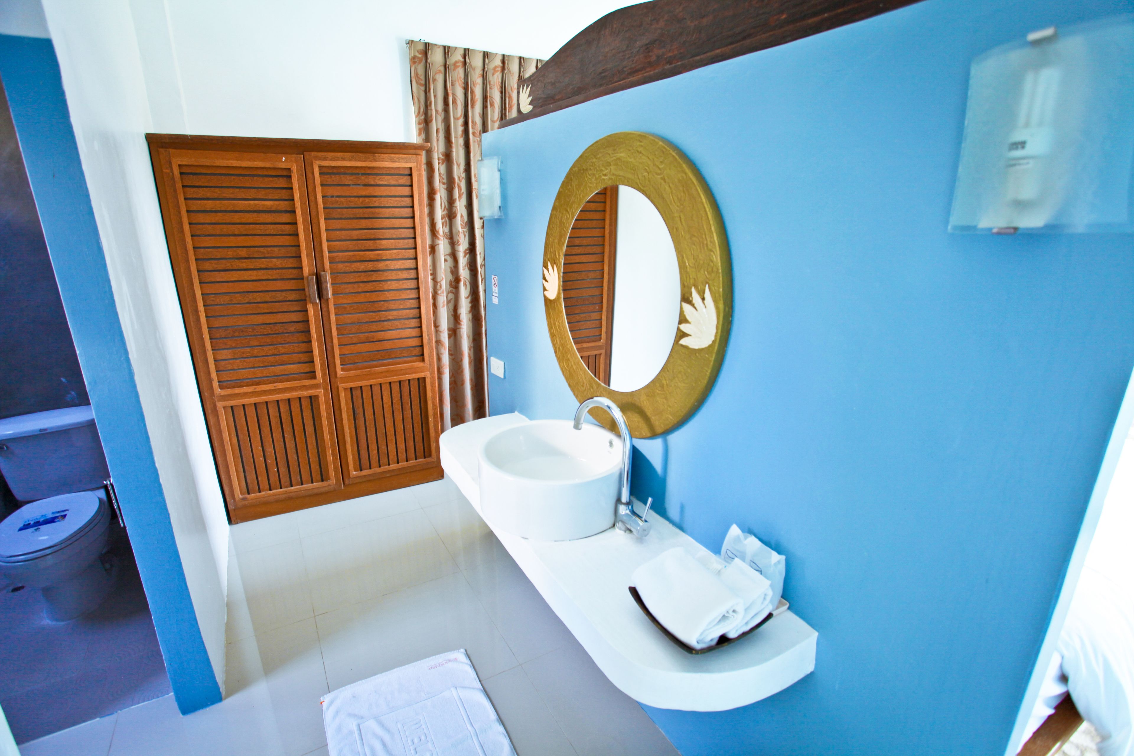 deluxe room | bathroom | rainfall showerhead, free toiletries, hair dryer, towels