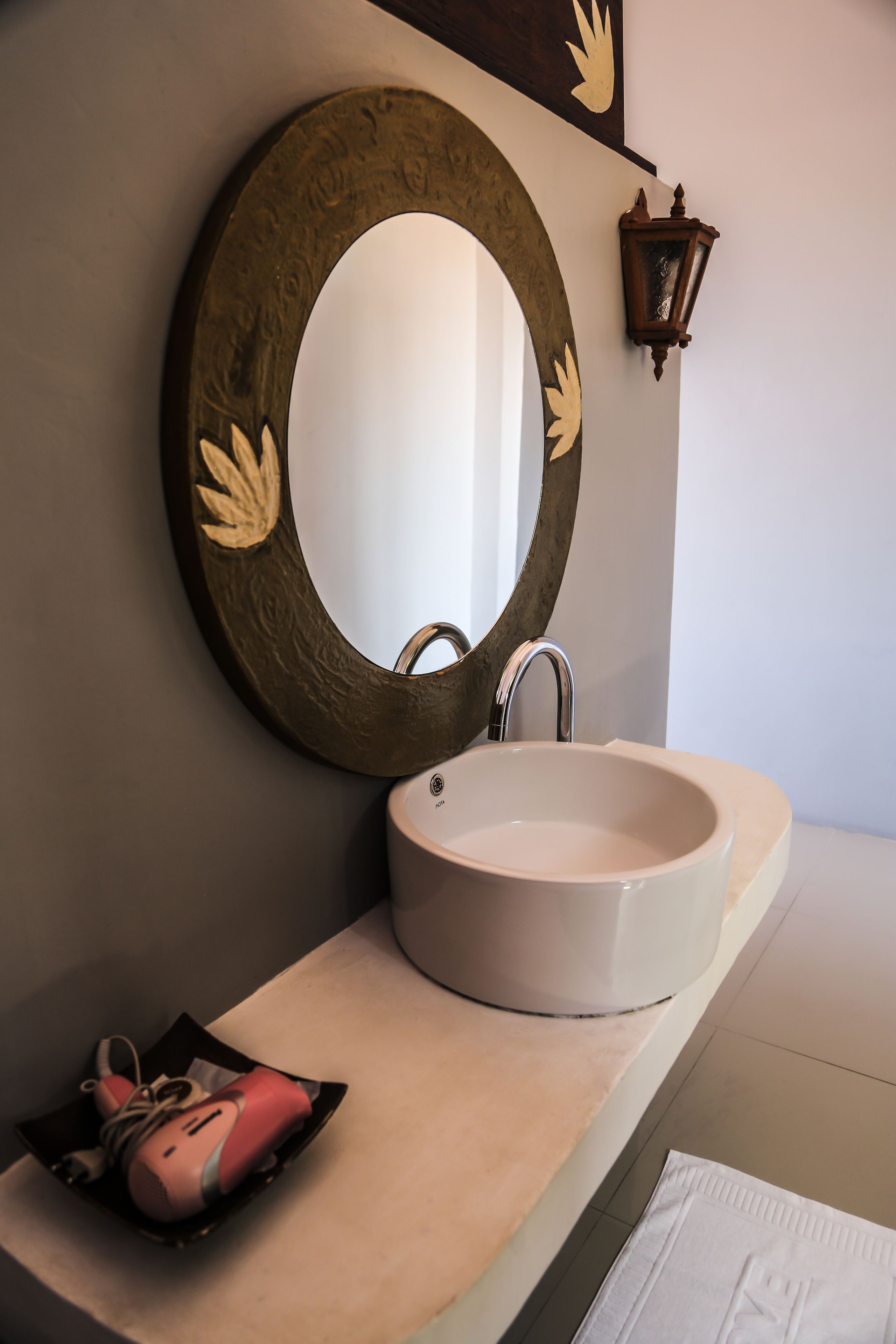 deluxe room | bathroom sink