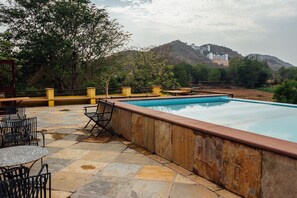 Outdoor pool, sun loungers - Devra Udaipur (Udaipur)