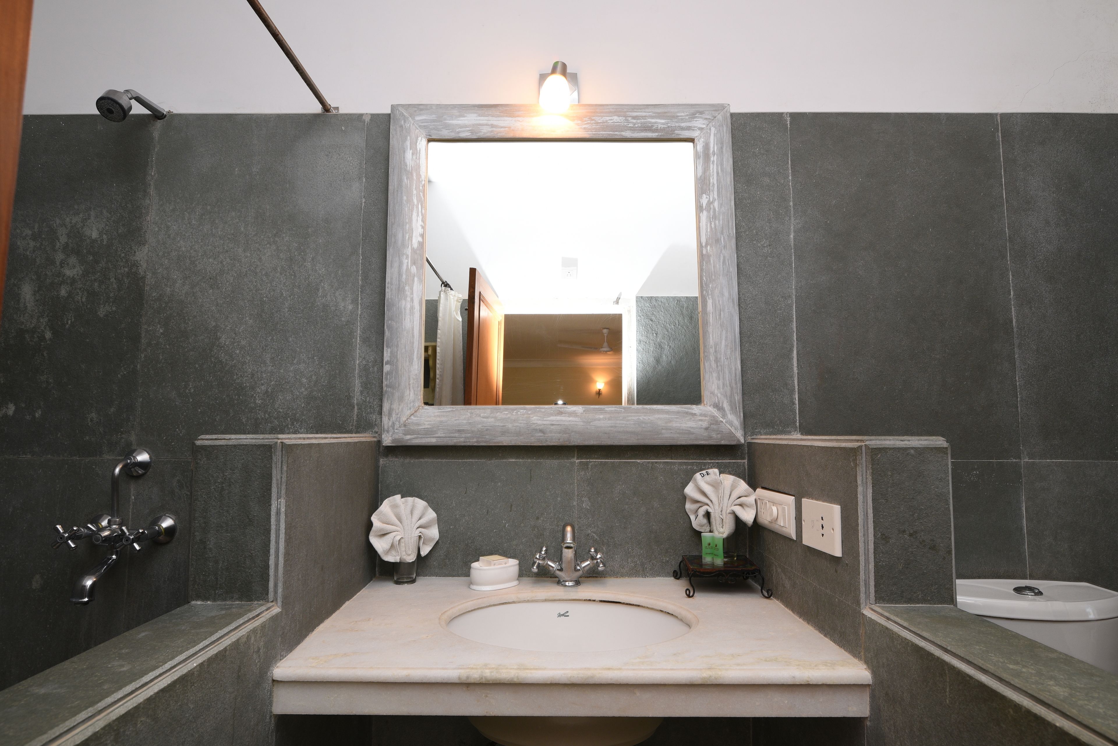 deluxe room | bathroom | free toiletries, bidet, towels