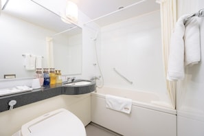 A modern bathroom with a bathtub, a sink, and a toilet. - Tachikawa Washington Hotel (Tachikawa)