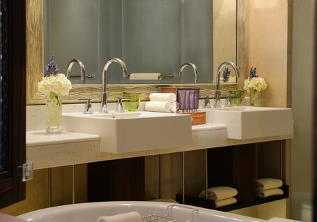The Ritz Carlton Abu Dhabi, Grand Canal - Image 91
