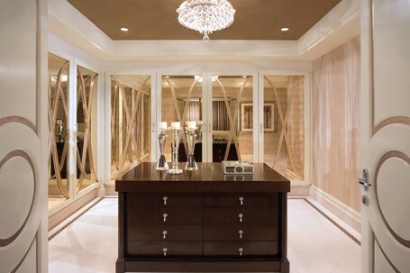 The Ritz Carlton Abu Dhabi, Grand Canal - Image 13