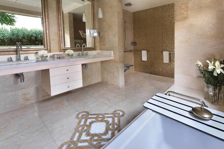 The Ritz Carlton Abu Dhabi, Grand Canal - Image 85