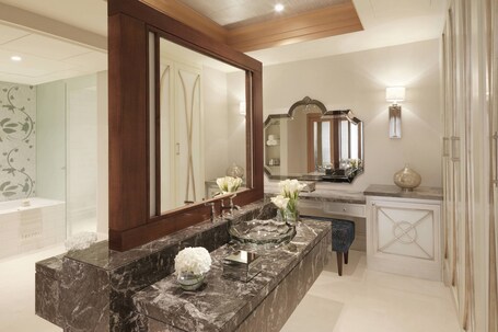 The Ritz Carlton Abu Dhabi, Grand Canal - Image 96