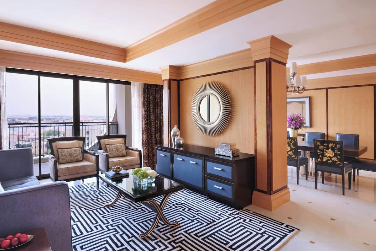 Suite Club, 1 letto king, balcone (Ritz-Carlton, Club lounge access) | Soggiorno | TV LCD 42 pollici con canali satellitari, TV
