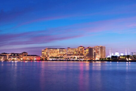 The Ritz Carlton Abu Dhabi, Grand Canal - Image 11