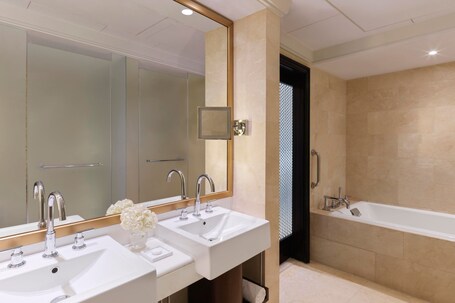 The Ritz Carlton Abu Dhabi, Grand Canal - Image 103