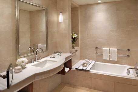The Ritz Carlton Abu Dhabi, Grand Canal - Image 98