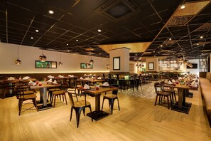 2 restaurants; breakfast, lunch, and dinner served - Lemon Tree Premier, Delhi Airport (New Delhi)