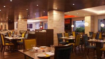 Desayuno buffet diario (INR 699 por persona)