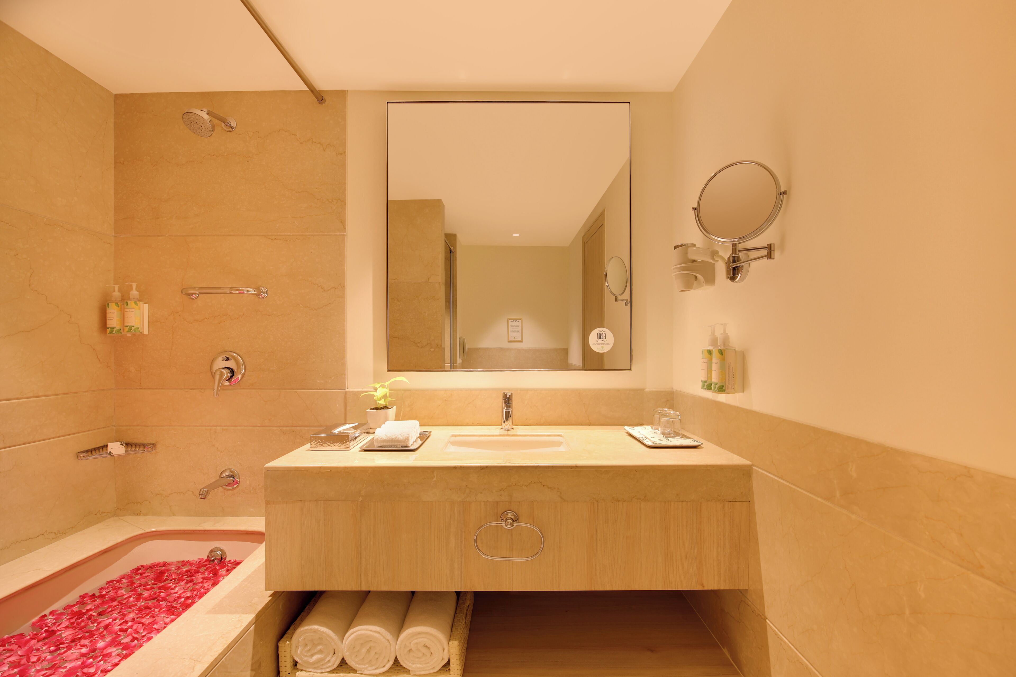 Un baño moderno con bañera, lavamanos, espejo y ducha.
