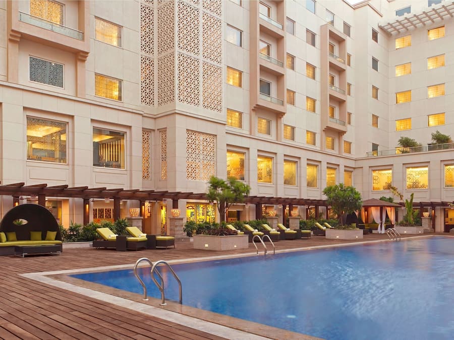 Kolam renang outdoor, dengan payung kolam renang dan kursi berjemur