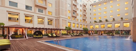 Piscine extérieure, parasols de plage, chaises longues. Lemon Tree Premier, Delhi Airport