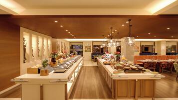 2 restaurants; breakfast, lunch and dinner served