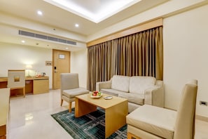 Premium bedding, memory-foam beds, minibar, in-room safe - Lemon Tree Premier, Delhi Airport (New Delhi)