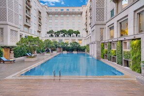 Outdoor pool, pool umbrellas, pool loungers - Lemon Tree Premier, Delhi Airport (New Delhi)