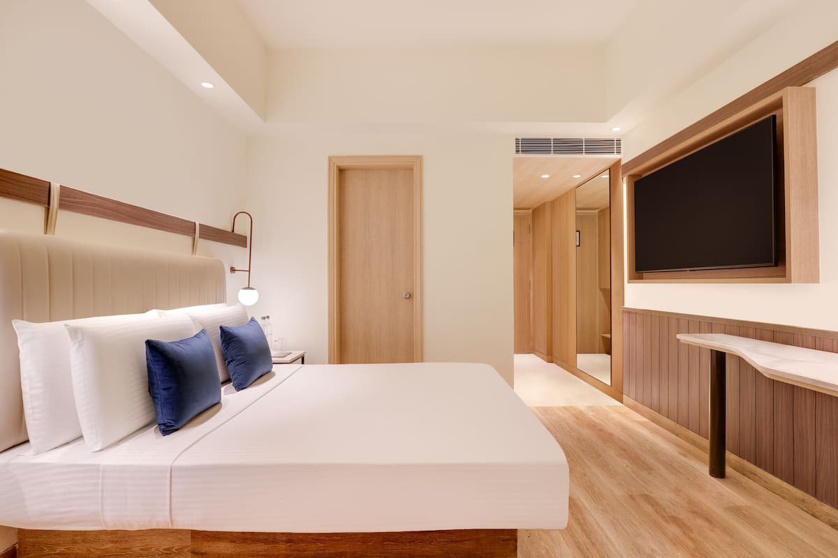 Deluxe King Room | 1 bedroom, premium bedding, memory-foam beds, minibar