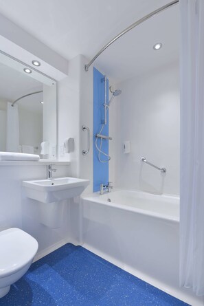 Shower, free toiletries - Travelodge Liverpool Central Exchange Street (Liverpool)