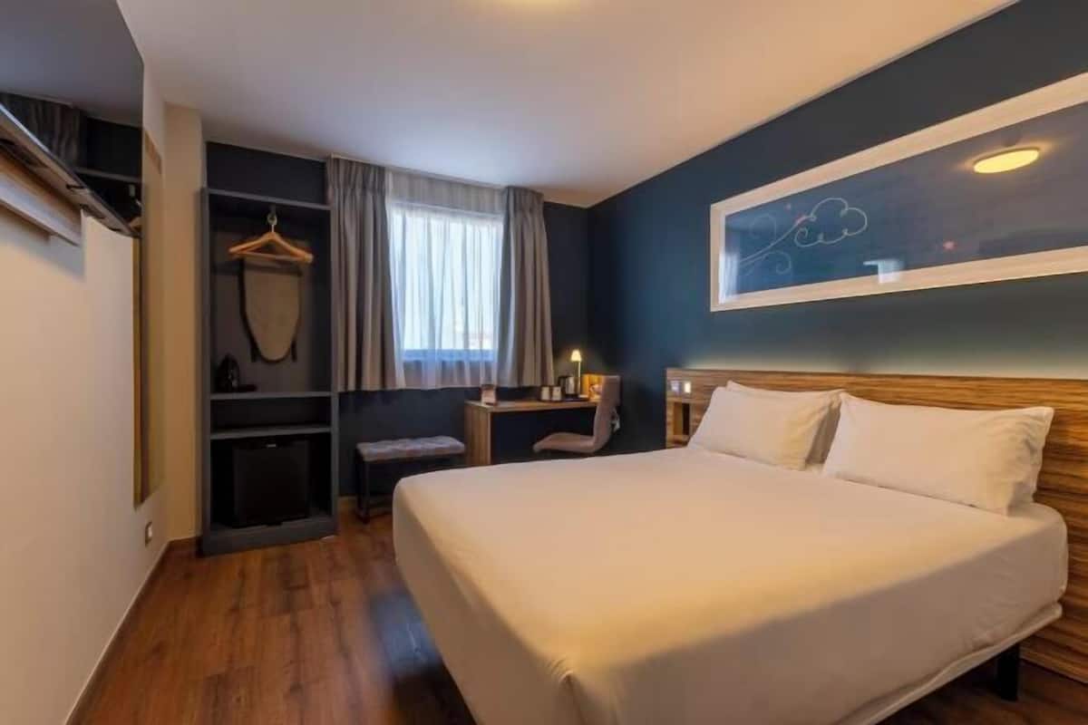 Ropa de cama de alta calidad, edredón, camas con pillow-top y minibar