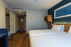 Twin Room | Premium bedding, down duvets, pillow-top beds, minibar - Travelodge Barcelona Poblenou (Barcelona)