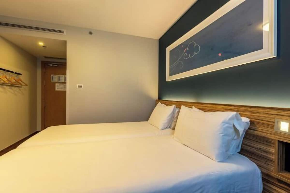 Ropa de cama de alta calidad, edredón, camas con pillow-top y minibar