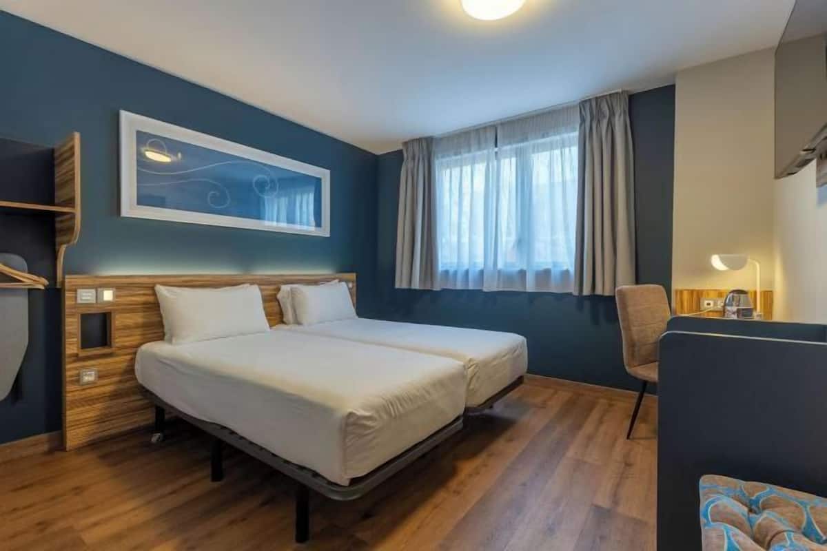 Ropa de cama de alta calidad, edredón, camas con pillow-top y minibar