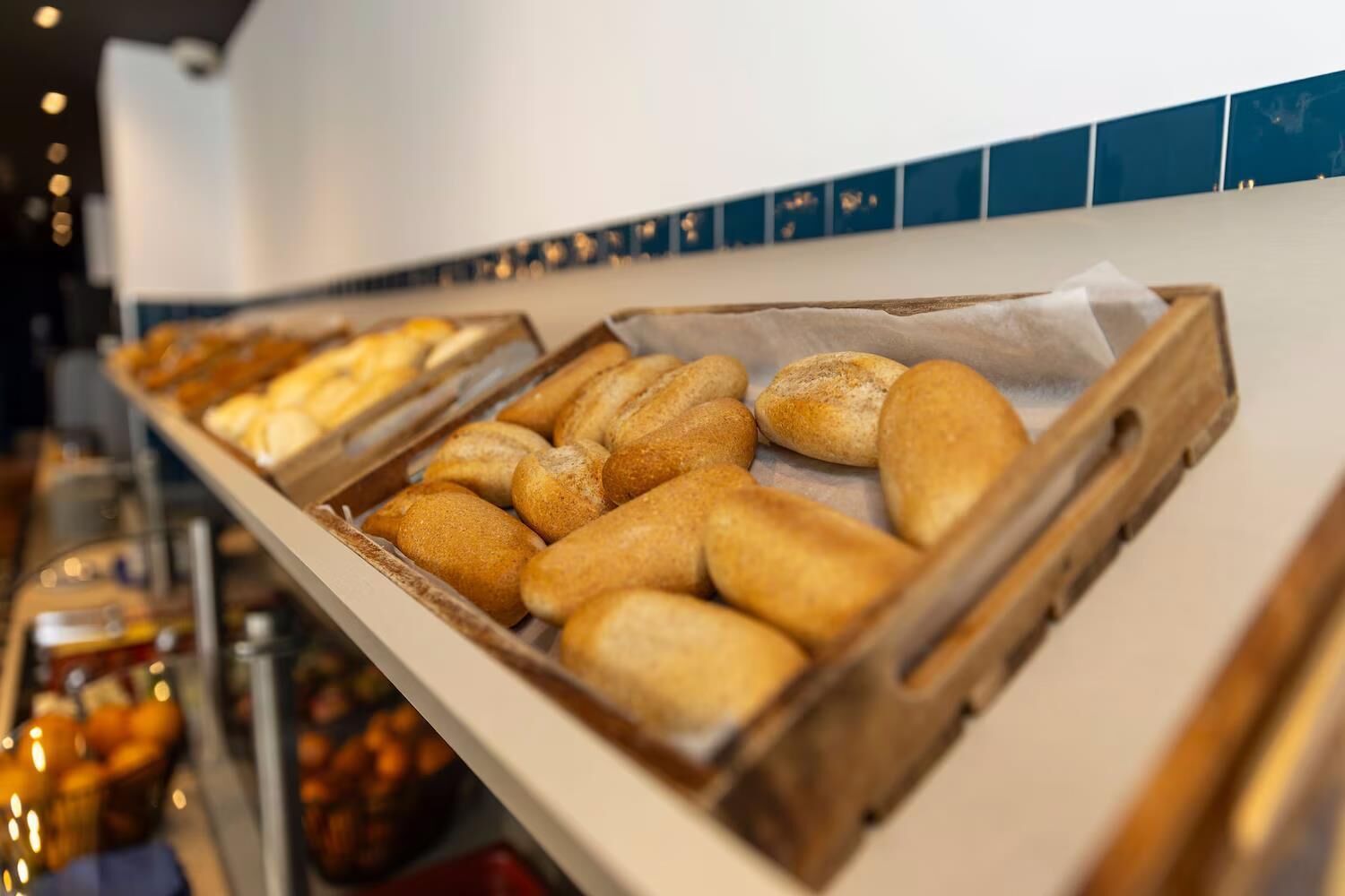 Une vitrine de boulangerie présentant diverses pâtisseries et viennoiseries.