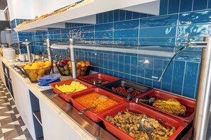 Tägliches Frühstücksbuffet (12 EUR pro Person)