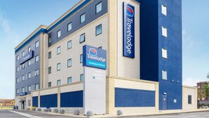 A Travelodge Hartlepool Marina hotel with a car park, reception, and parking facilities. - Travelodge Hartlepool Marina (Hartlepool)
