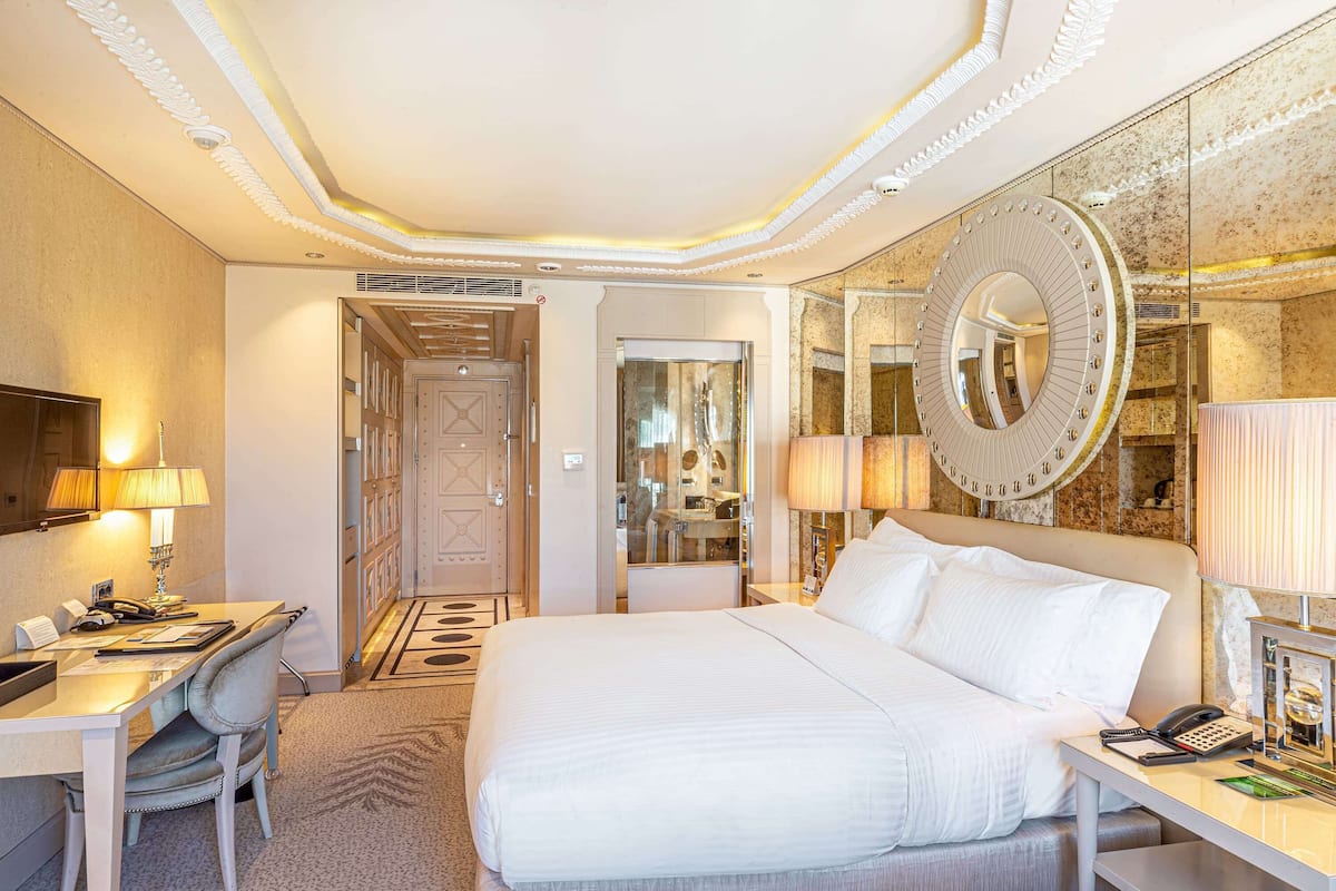Habitación Deluxe, 1 cama King size, vista a la ciudad | Ropa de cama de alta calidad, camas con pillow-top y minibar