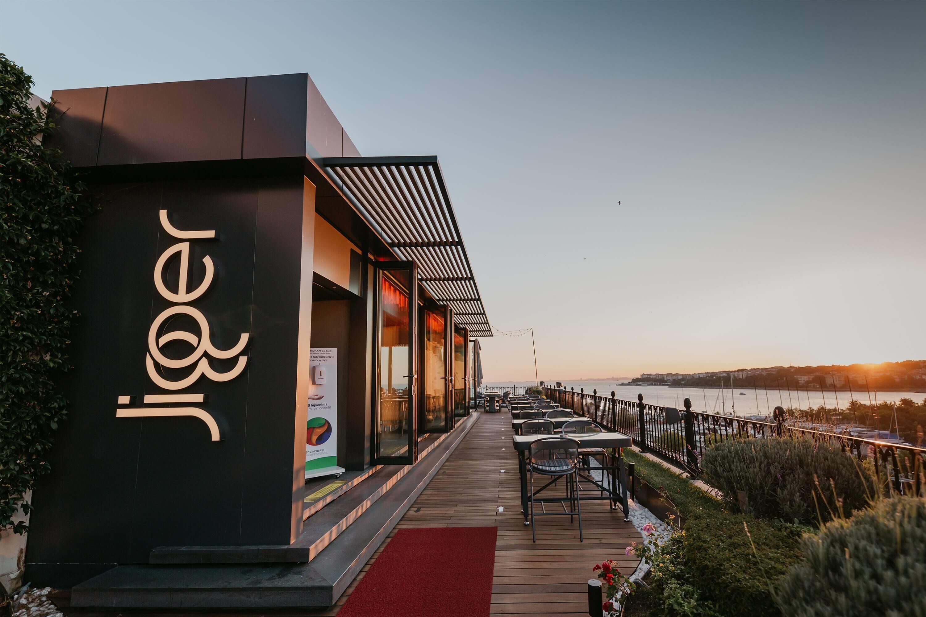 5 restaurantes; se sirve desayuno, almuerzo y cena; cocina turca