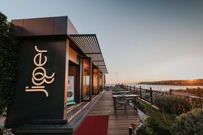 5 restaurants, breakfast, lunch, dinner served; Turkish cuisine - Wyndham Grand Istanbul Kalamis Marina Hotel (Istanbul)