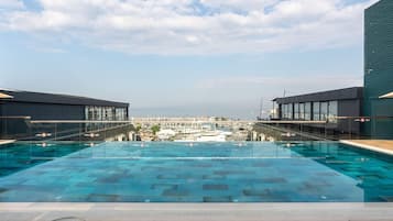 Inomhuspool, en sÀsongsöppen utomhuspool, gratis cabanor och parasoller