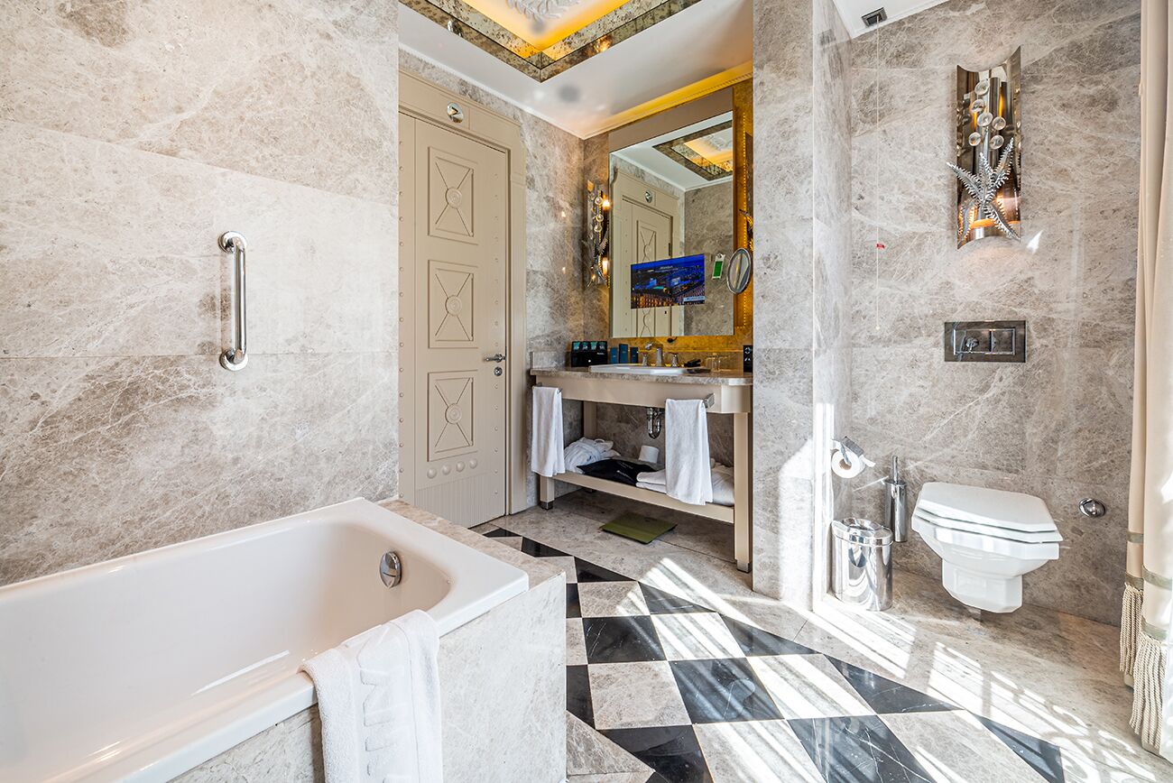 combined shower/bathtub, deep-soaking bathtub, rainfall showerhead