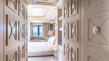 Room, 1 King Bed, Hot Tub, Marina View (Corner) | Premium bedding, pillowtop beds, minibar, in-room safe