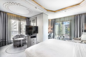 Living area - Wyndham Grand Istanbul Kalamis Marina Hotel (Istanbul)