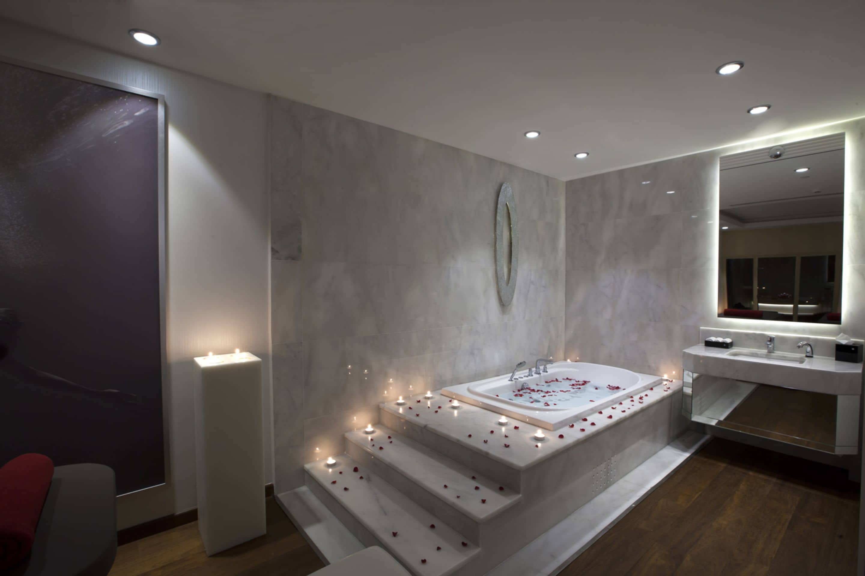 Couples treatment room(s), sauna, hot tub, steam room