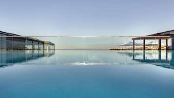 Una piscina techada, una piscina al aire libre de temporada