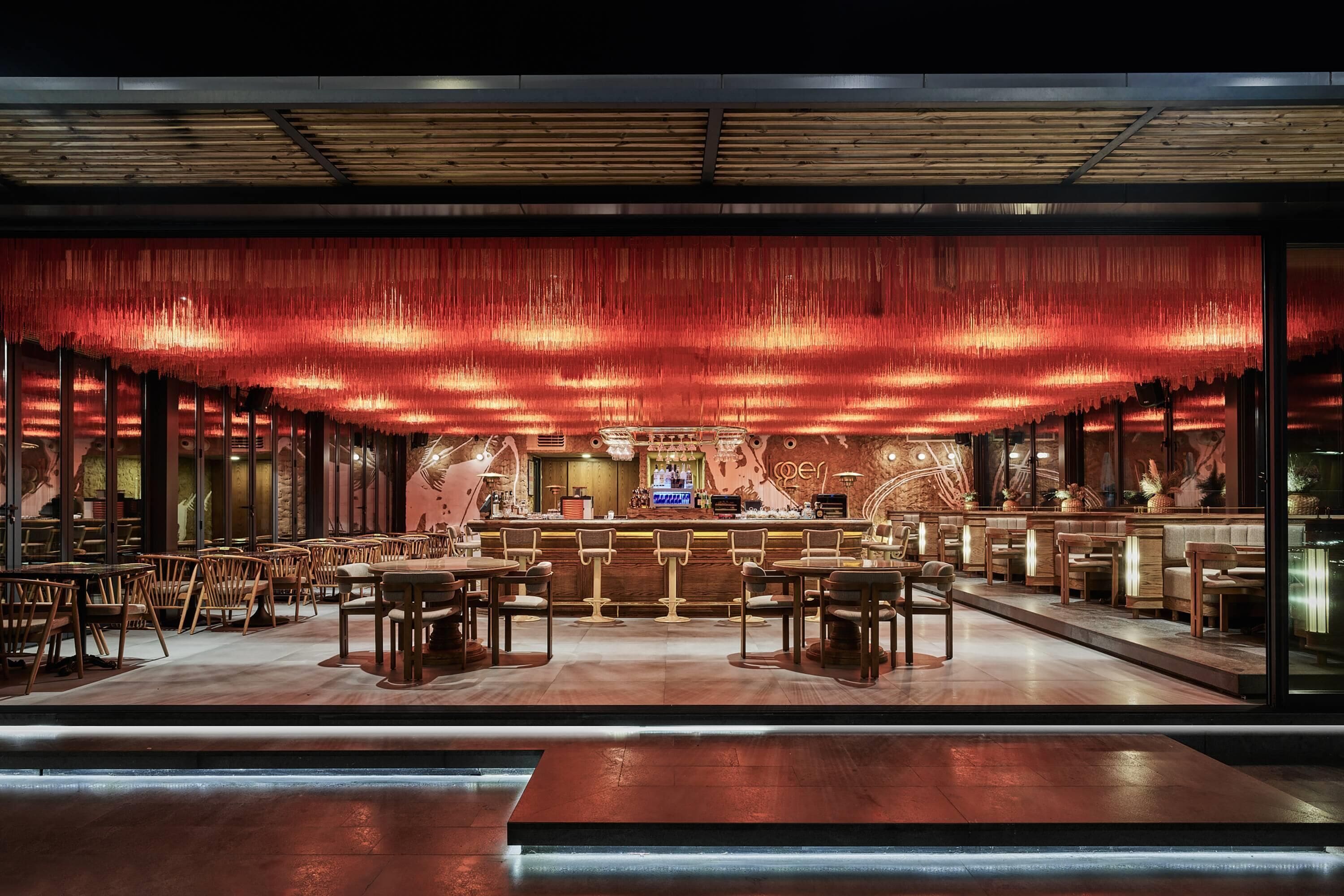 5 restaurants; breakfast, lunch, dinner and brunch served 